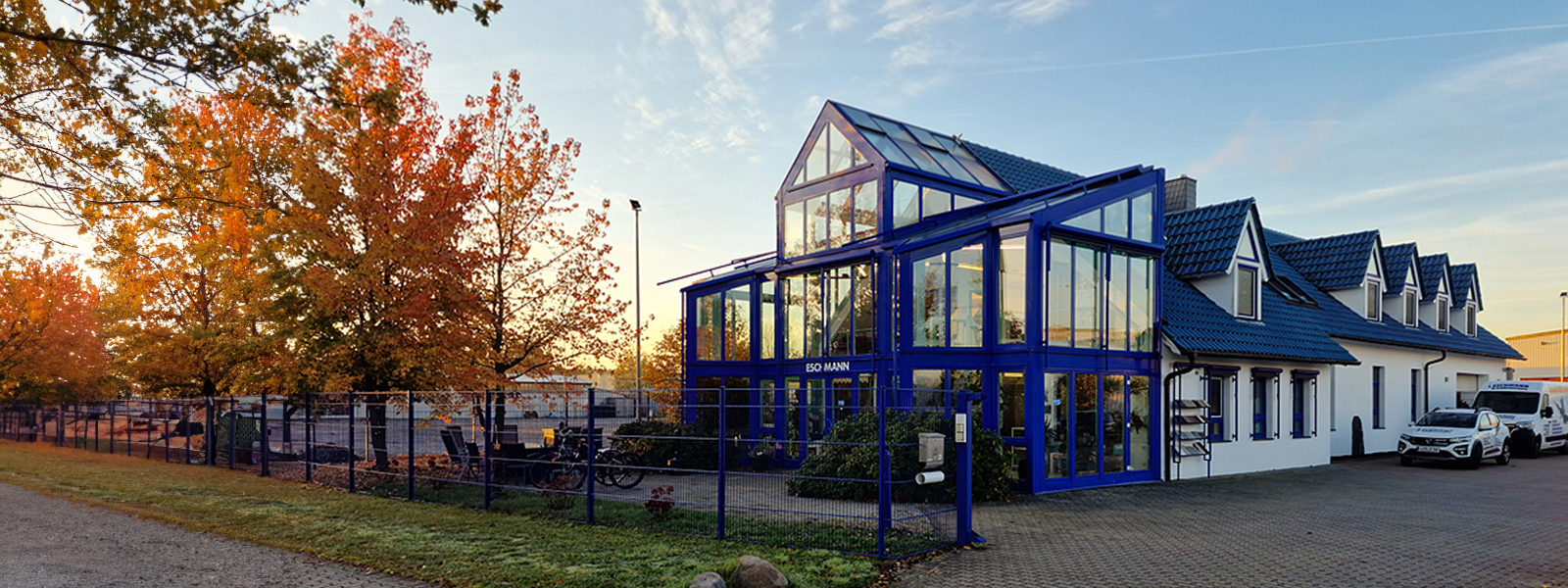 Firmengebäude der Eschmann GmbH & Co. KG in Storkow bei Sonnenaufgang.